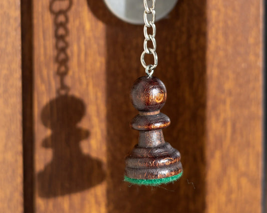 Porte-clés pièce d’échecs en bois – pion noir, accroché à une clé