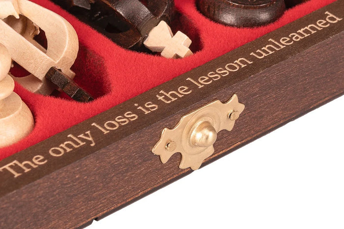 Citation gravée sur le bord d’un coffret d’échecs en bois
