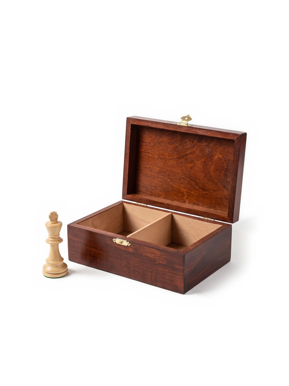 Boîte de rangement en bois teinté foncé, ouverte sur ses deux compartiments, à côté d’un roi en buis