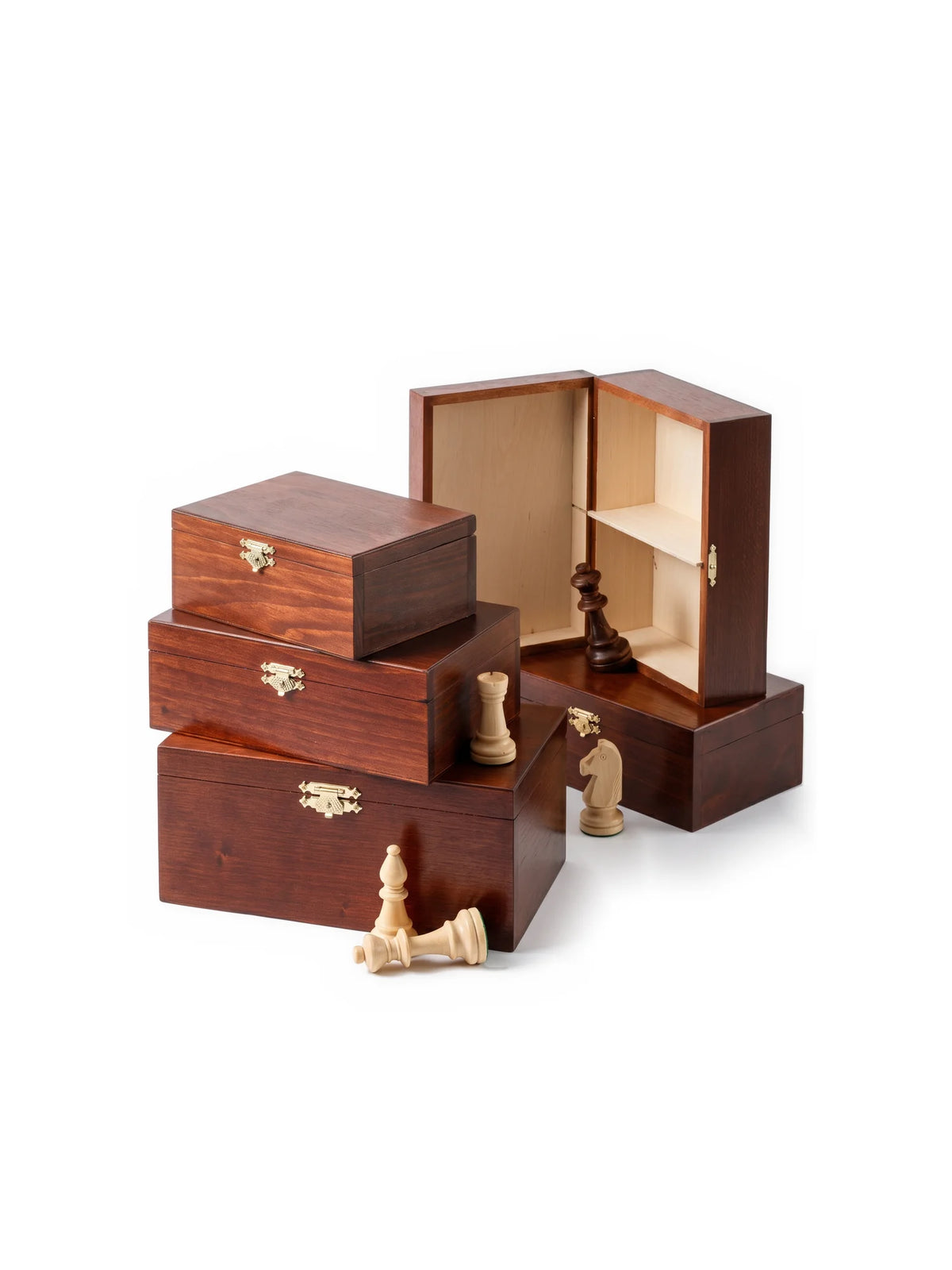 Les boîtes de rangement en bois en plusieurs tailles, avec des pièces d’échecs