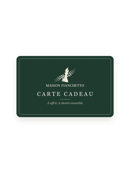 Carte cadeau Maison Fianchetto, carte vert foncé avec le logo et « Carte cadeau » en lettres crème