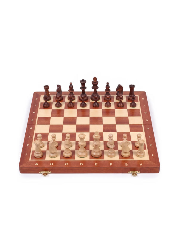Échiquier Gambit en acajou – vue d’ensemble, pièces en place