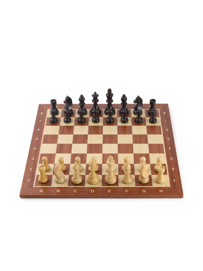 Échiquier Grand Classique en acajou avec coordonnées, pièces noires et claires, vue de face