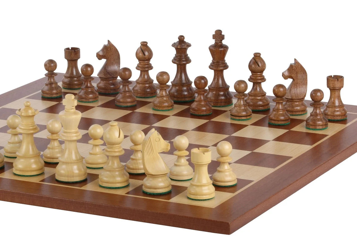 Échiquier Grand Classique en acajou, 48 cm, pièces brunes et claires en place