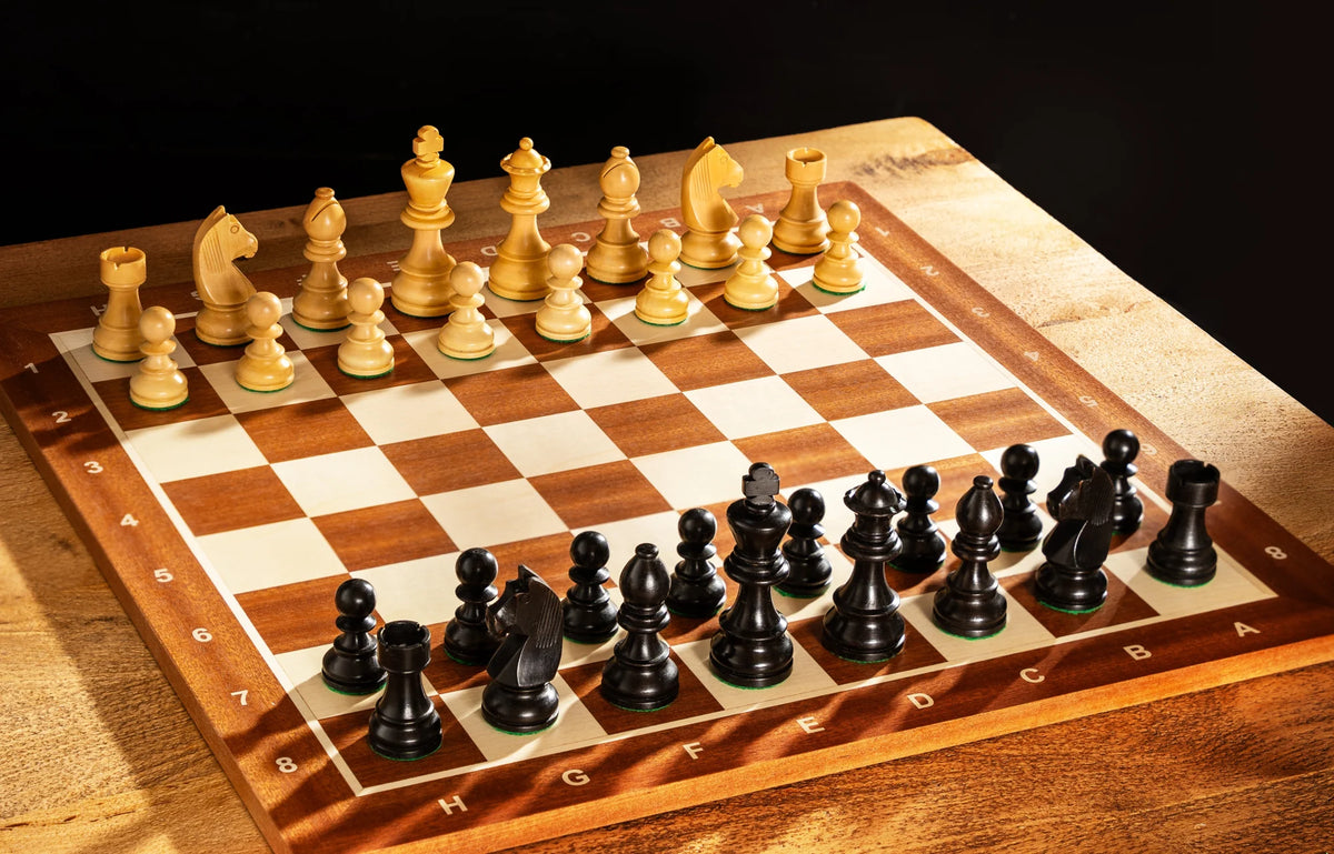 Échiquier Grand Classique en acajou, grand format 54 cm avec coordonnées, pièces noires et claires