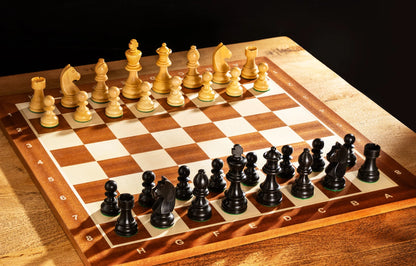 Échiquier Grand Classique en acajou, grand format 54 cm avec coordonnées, pièces noires et claires