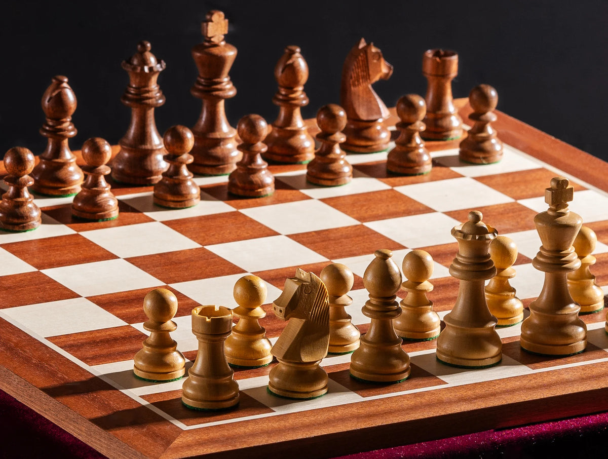 Pièces brunes au cavalier allemand sur l’échiquier en acajou