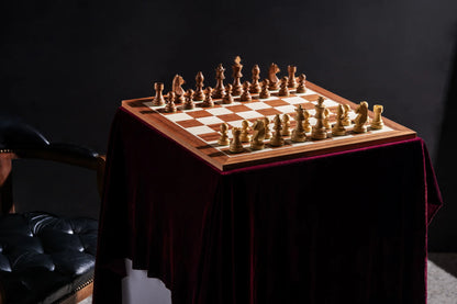 Échiquier Grand Classique en acajou sur fond noir