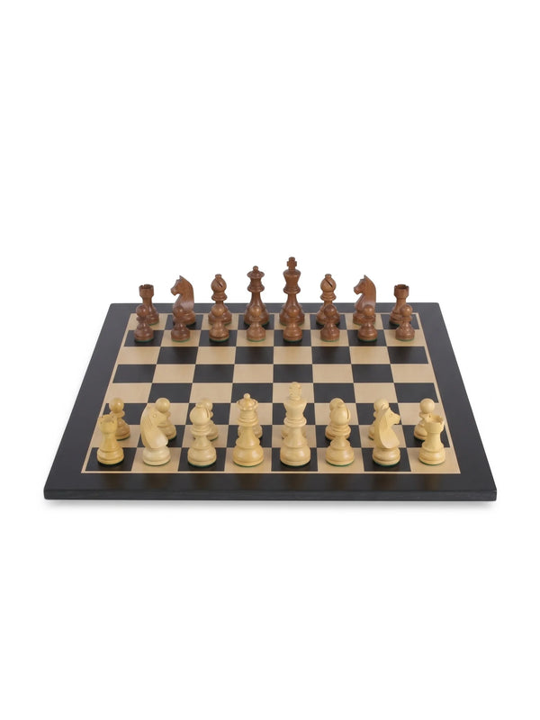 Échiquier Grand Classique en bois noir, pièces brunes et claires en place, vue de face
