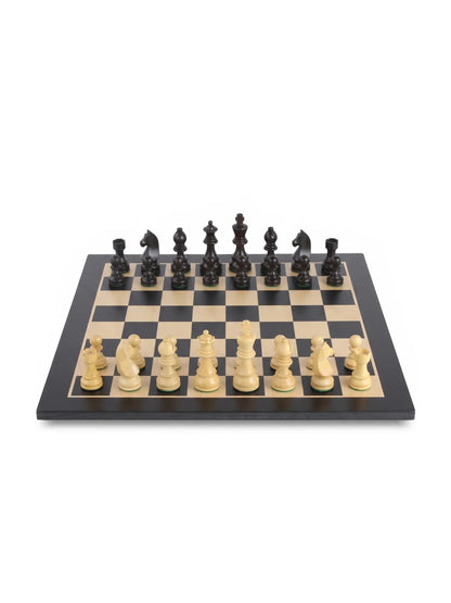Échiquier Grand Classique en bois noir, pièces noires et claires en place, vue de face