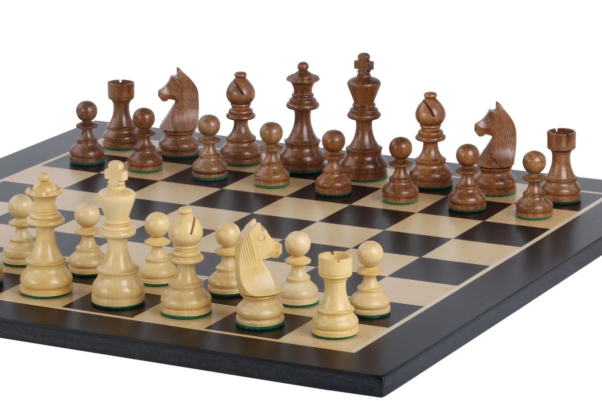 Échiquier Grand Classique en bois noir, 48 cm, pièces brunes et claires en place