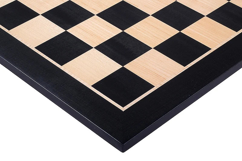 Échiquier Grand Classique en bois noir – détail du plateau aux cases noires et claires