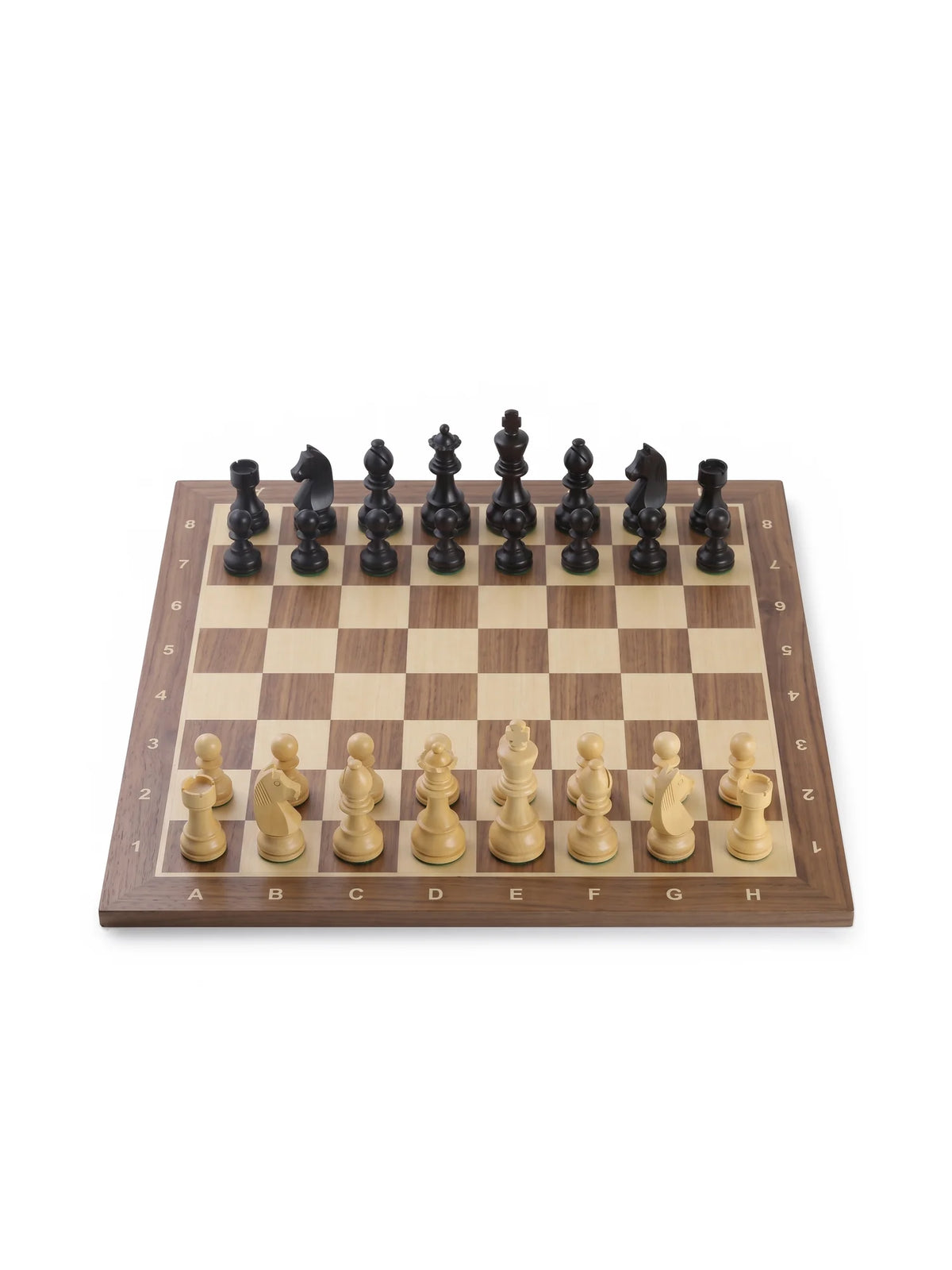 Échiquier Grand Classique en noyer avec coordonnées, pièces noires et claires, vue de face