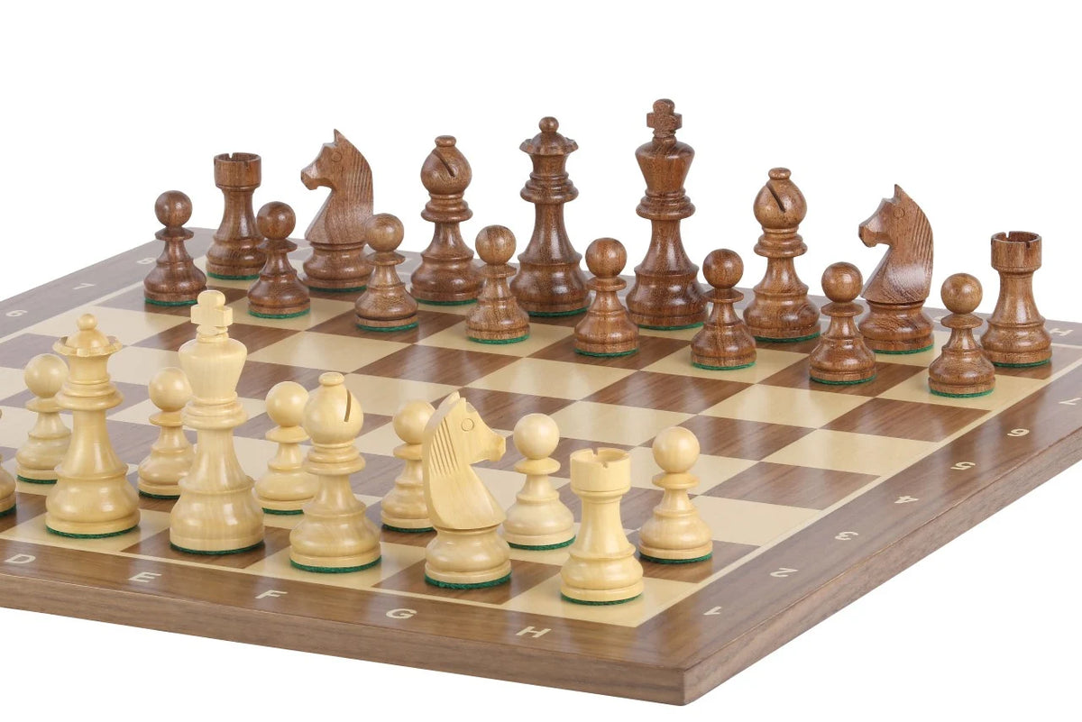 Échiquier Grand Classique en noyer, 48 cm, coordonnées sur le bord, pièces brunes et claires en place