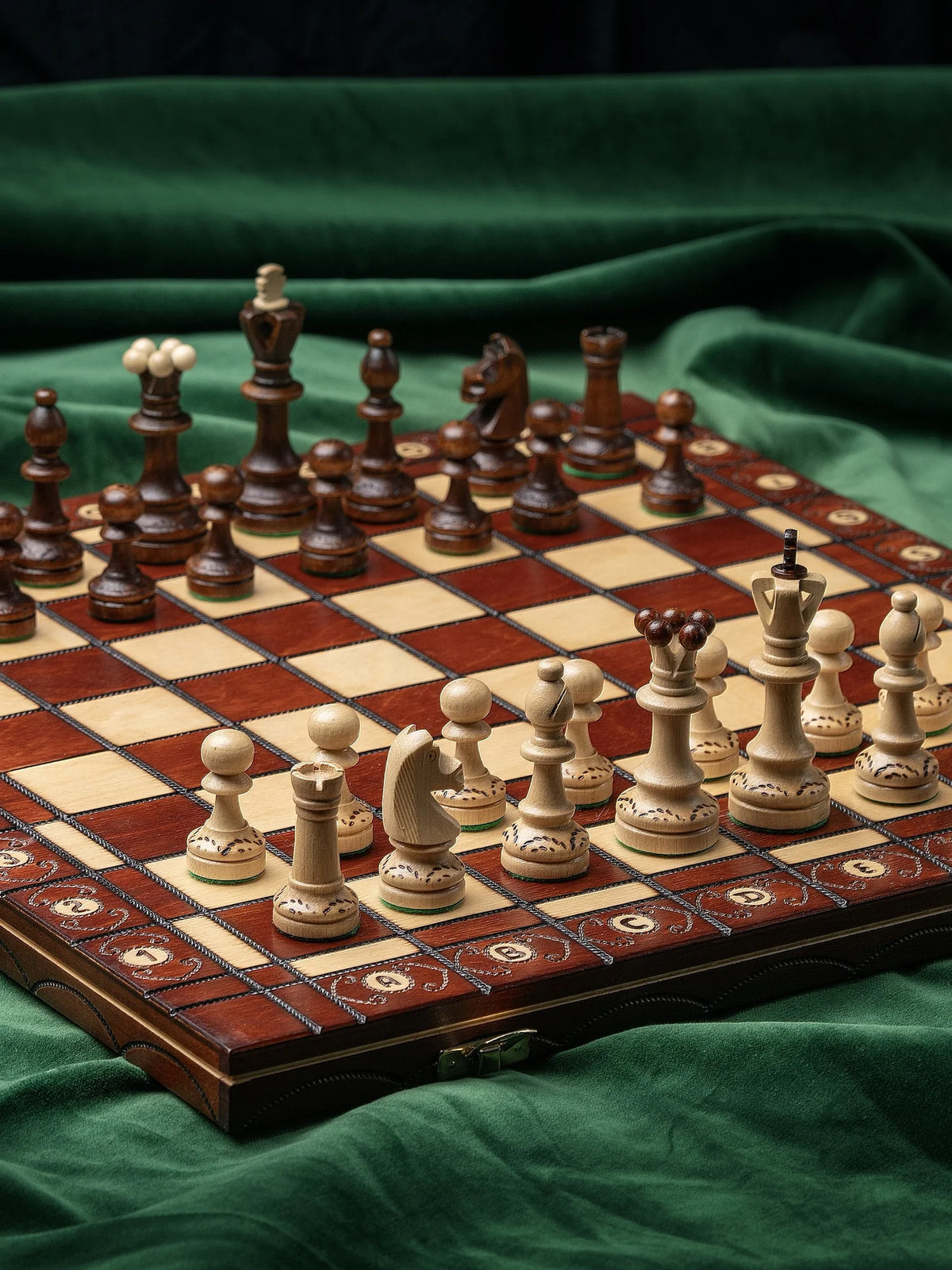 Échiquier pliant Sénateur marron – posé sur un tapis de jeu