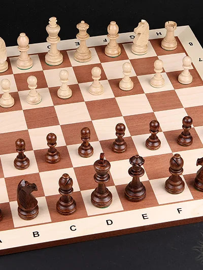 Échiquier de tournoi Acajou Bord clair – vue d’ensemble, avec des pièces vendues séparément