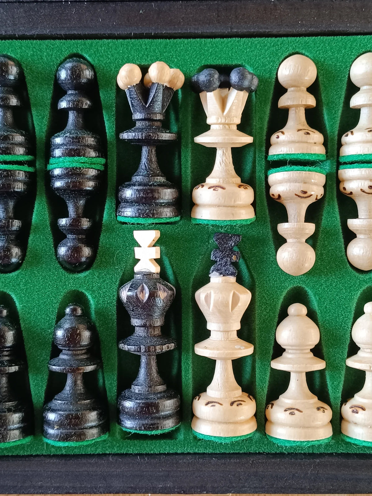 Échiquier de voyage Perle noir – rangement des pièces