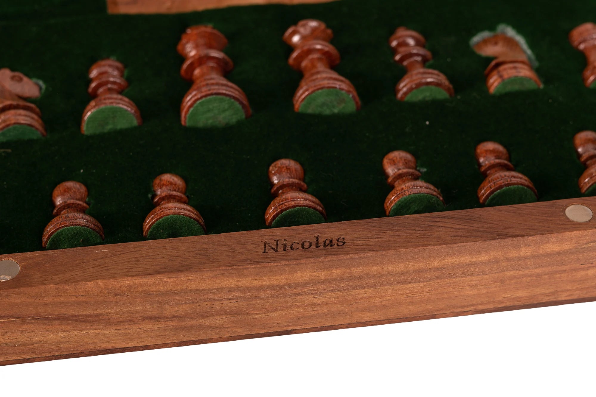 Prénom Nicolas gravé sur le bord intérieur d’un coffret d’échecs en bois