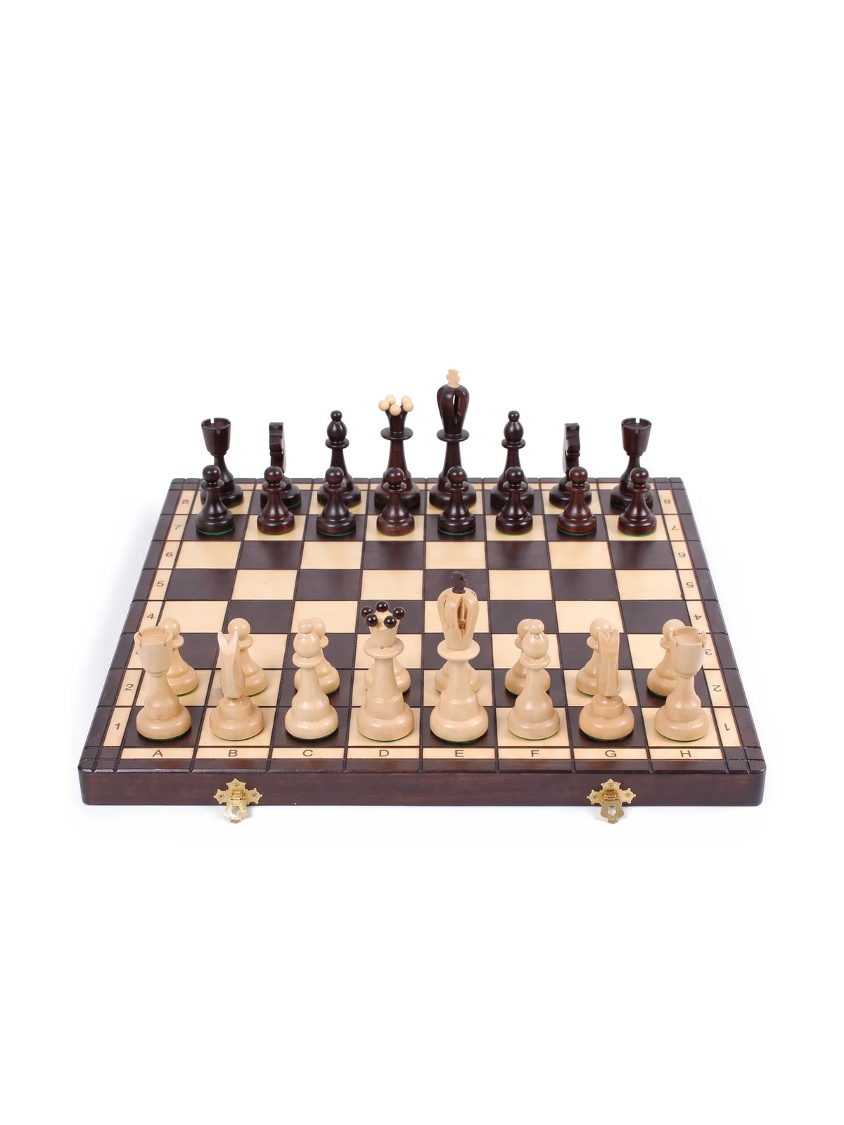 Jeu d’échecs As : échiquier pliant en bois et ses pièces en place, vue de face
