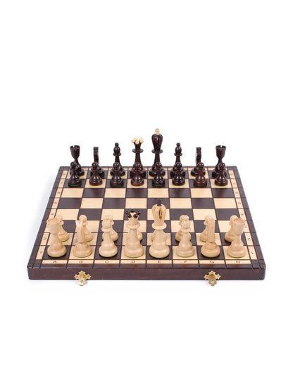 Jeu d’échecs As : échiquier pliant en bois et ses pièces en place, vue de face