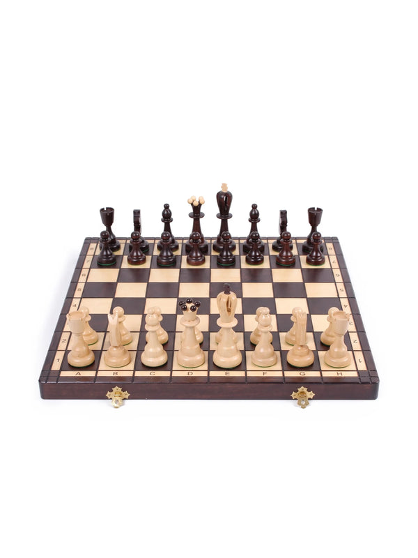 Jeu d’échecs As : échiquier pliant en bois et ses pièces en place, vue de face