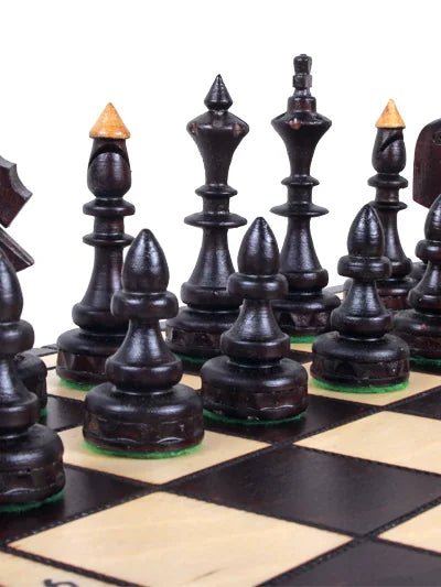 Jeu d’échecs indien Maharadjah Compact – pièces noires gros plan