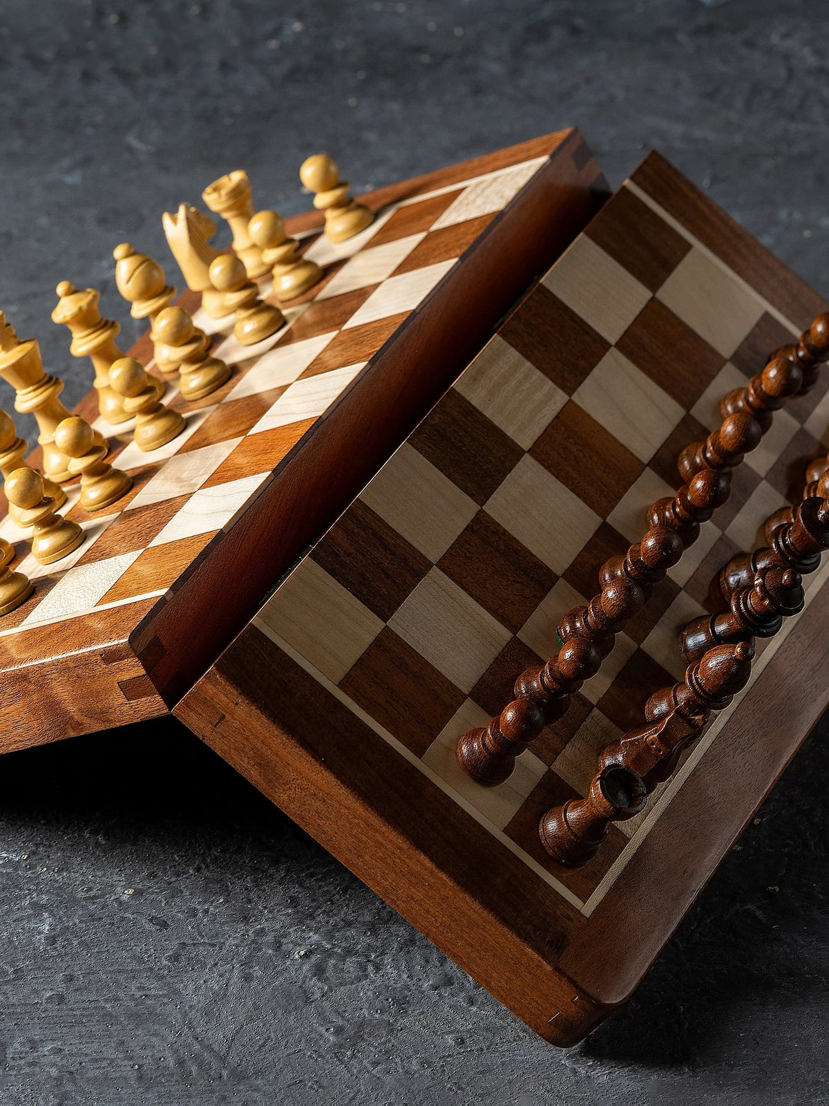 Jeu d’échecs magnétique Acacia – plié, avec les pièces aimantées