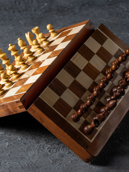 Jeu d’échecs magnétique Acacia – plié, avec les pièces aimantées