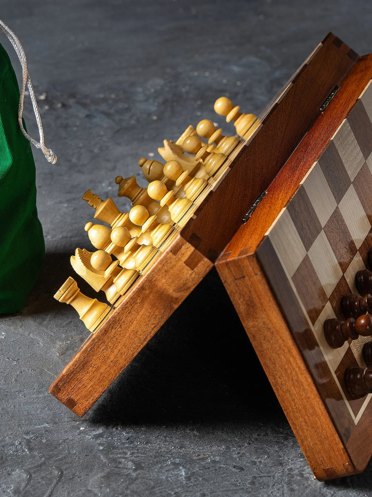 Jeu d’échecs magnétique Acacia – avec sa pochette