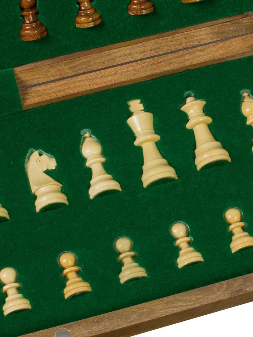 Jeu d’échecs magnétique Acacia – les pièces rangées à l’intérieur