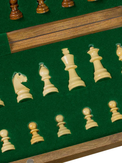 Jeu d’échecs magnétique Acacia – les pièces rangées à l’intérieur