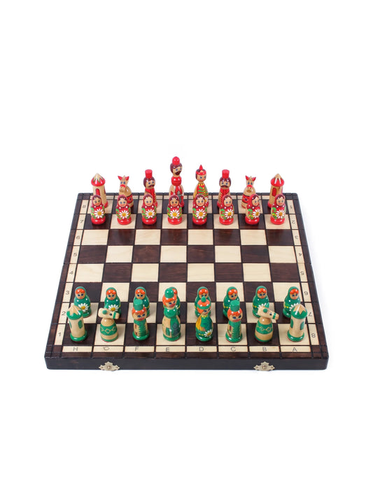 Jeu d’échecs Matriochka, coloris vert et rouge : vue d’ensemble, pièces en place
