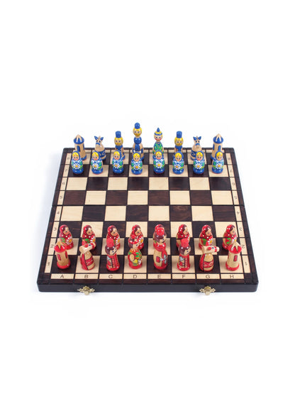 Jeu d’échecs Matriochka, coloris bleu et rouge : vue d’ensemble, pièces en place