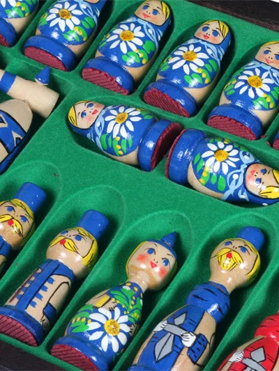 Jeu d’échecs Matriochka, coloris bleu et rouge : les poupées bleues rangées dans le plateau
