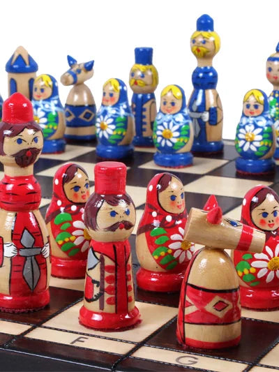 Jeu d’échecs Matriochka, coloris bleu et rouge : les deux camps face à face
