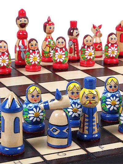 Jeu d’échecs Matriochka, coloris bleu et rouge : les poupées en place