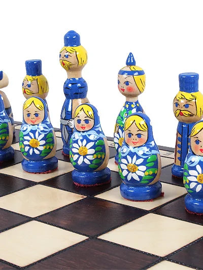 Jeu d’échecs Matriochka, coloris bleu et rouge : les poupées bleues sur l’échiquier