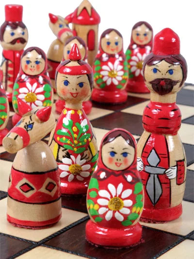 Jeu d’échecs Matriochka, coloris bleu et rouge ou vert et rouge : les poupées rouges en détail