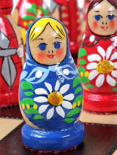 Jeu d’échecs Matriochka, coloris bleu et rouge : une poupée bleue en gros plan