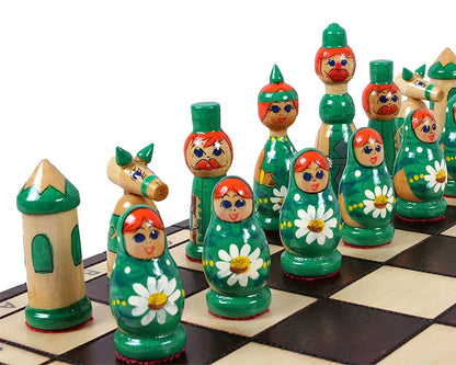 Jeu d’échecs Matriochka, coloris vert et rouge : les poupées vertes en gros plan sur l’échiquier