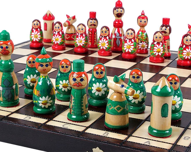 Jeu d’échecs Matriochka, coloris vert et rouge : les poupées vertes et rouges en place sur l’échiquier