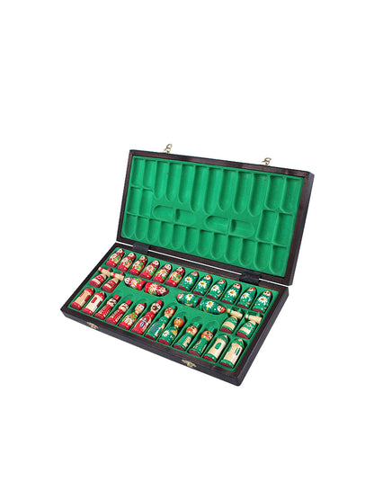 Jeu d’échecs Matriochka, coloris vert et rouge : coffret ouvert, poupées vertes et rouges rangées