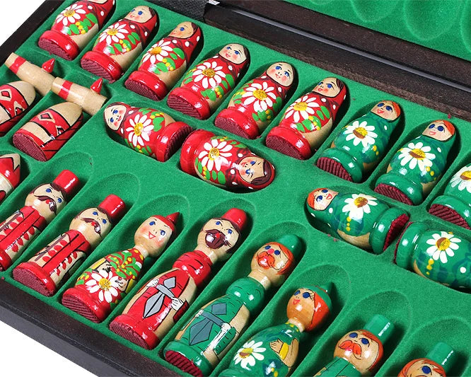 Jeu d’échecs Matriochka, coloris vert et rouge : les poupées vertes et rouges rangées dans le coffret
