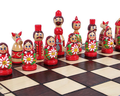 Jeu d’échecs Matriochka, coloris bleu et rouge ou vert et rouge : les poupées rouges sur l’échiquier