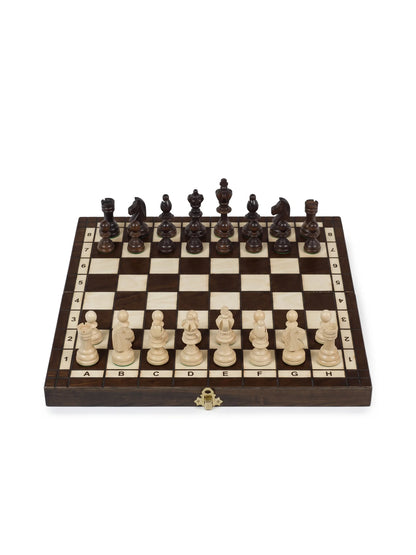 Jeu d’échecs Olympique Petit : échiquier pliant en bois foncé et ses pièces, vue de face