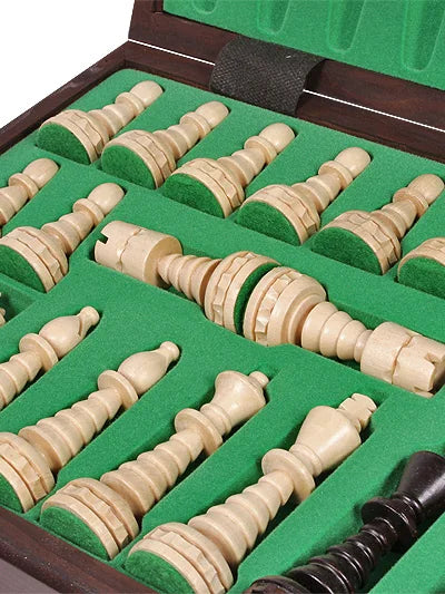 Les pièces claires et foncées rangées à leur place, gros plan