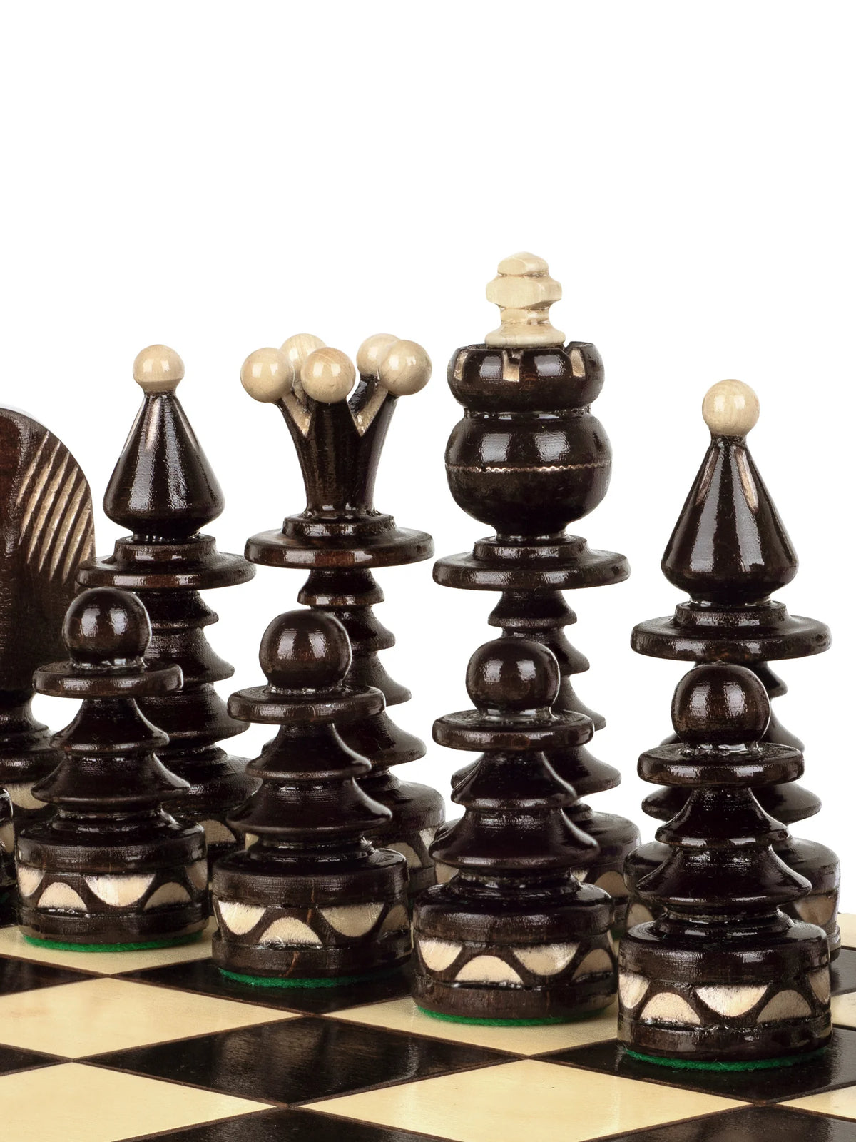 Pièces foncées en forme de sapin sur l’échiquier