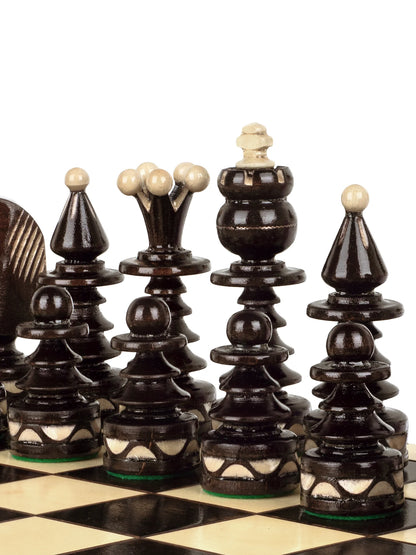 Pièces foncées en forme de sapin sur l’échiquier
