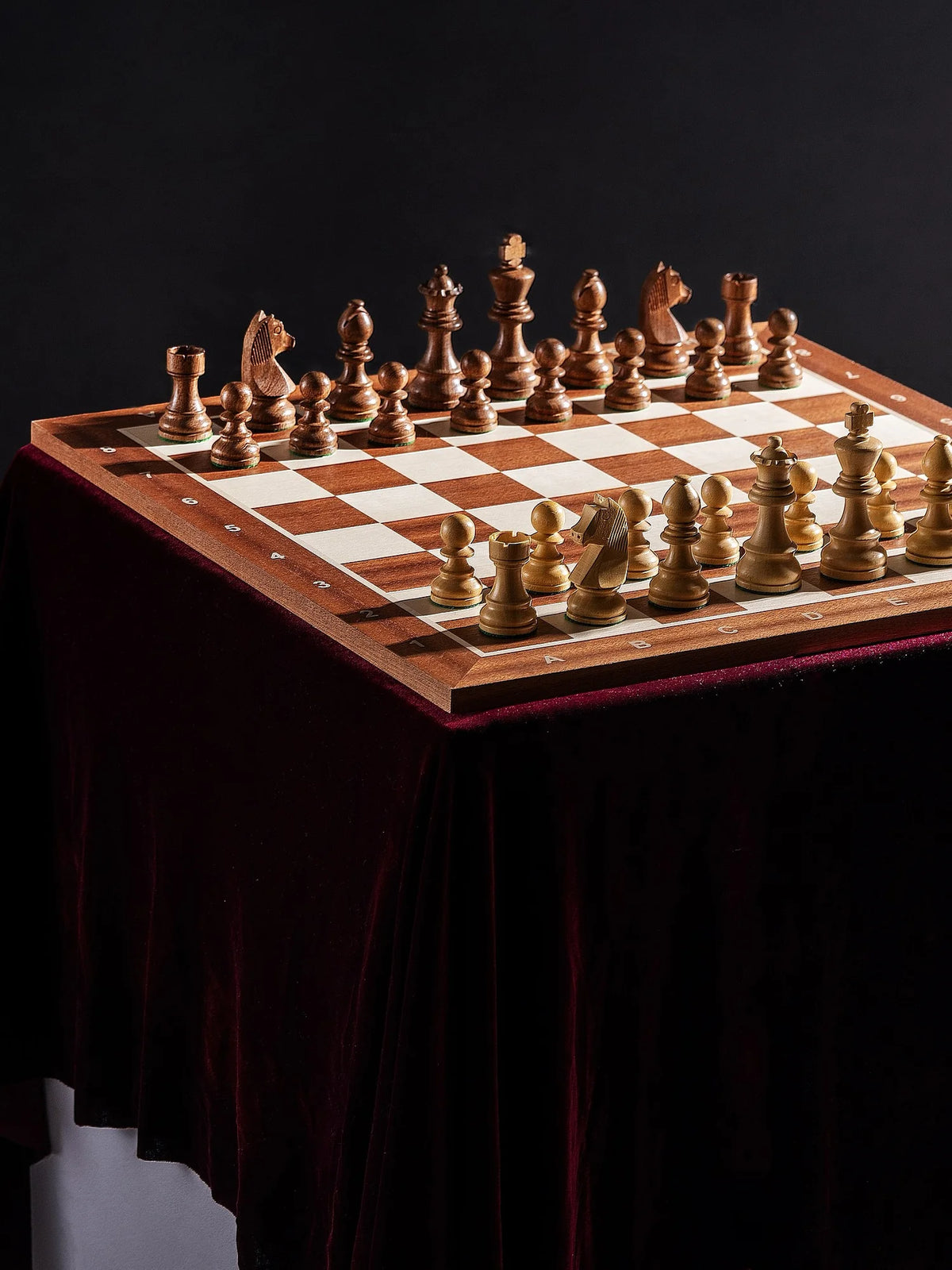 Pièces d’échecs German Staunton Acacia avec dames supplémentaires – en place sur un plateau vendu séparément