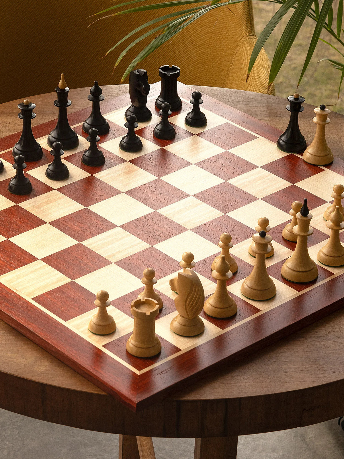 Pièces d’échecs Queen’s Gambit 1957 Ébène – sur une table